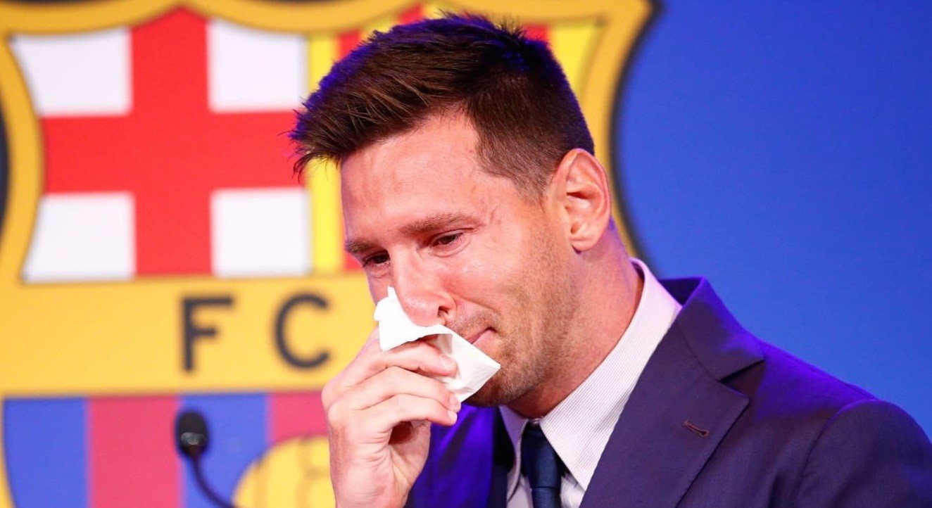 Lionel Messi menangis saat konferensi pers perpisahan dengan Barcelona. (Foto: Twitter/@FCBarcelona)