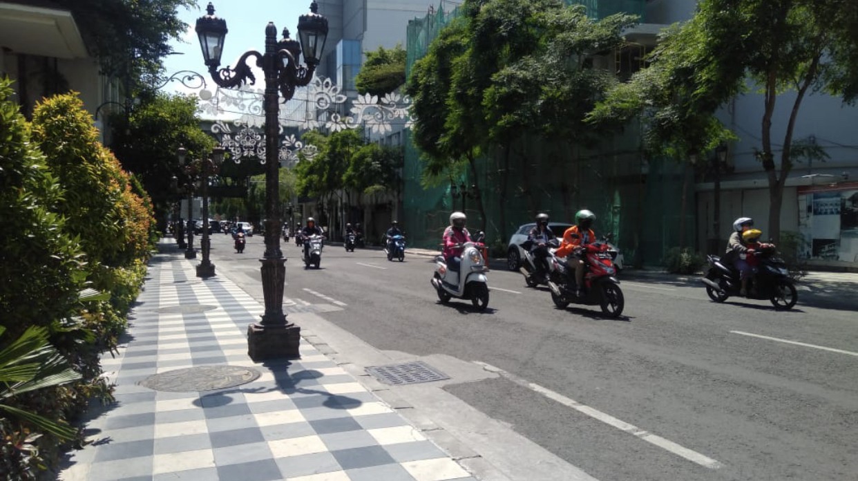 Jalan Tunjungan yang sudah mulai diterapkan sistem buka tutup (Foto: Andhi Dwi/Ngopibareng.id)