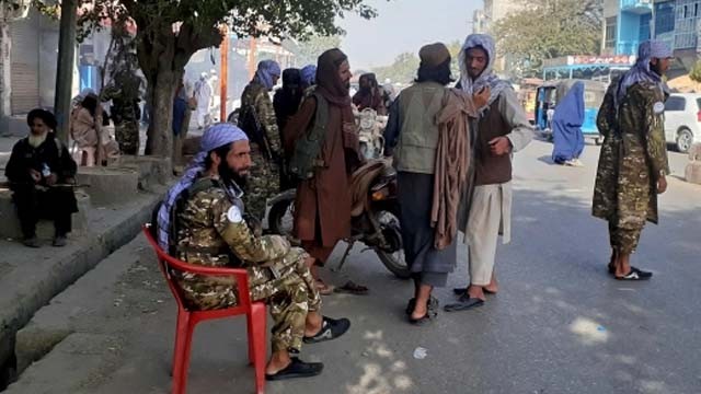 Para pejuang Taliban santai setelah menguasai dan mengendalikan Kota Kunduz di wilayah utara. Taliban telah mengusasi 6 ibu kota provinsi. (Foto:AP/Al Jazeera)