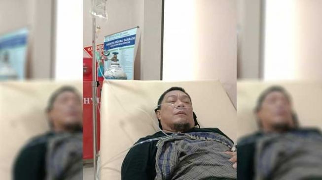 Yahya Waloni terbaring dengan tangan diinfus dan pakai selang oksigen di hidung. (Foto: Istimewa)
