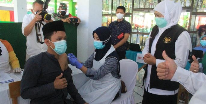 Gubernur Jawa Timur, Khofifah Indar Parawansa meninjau vaksinasi di Ponpes Al Yasini Areng-Areng, Kecamatan Wonorejo, Kabupaten Pasuruan, Rabu, 11 Agustus 2021. (Foto: Istimewa)
