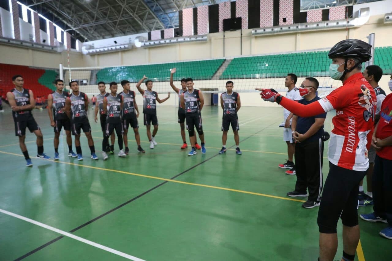 Gubernur Jawa Tengah Ganjar Pranowo megunjungi atlet Jateng yang sedang melakukan persiapan jelang PON Papua.