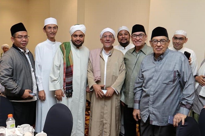 Habib Edrus Alhabsy (tengah) bersama Prof M Quraish Shihab, Alwi Shihab, dan ulama pesantren. (Foto: Istimewa)