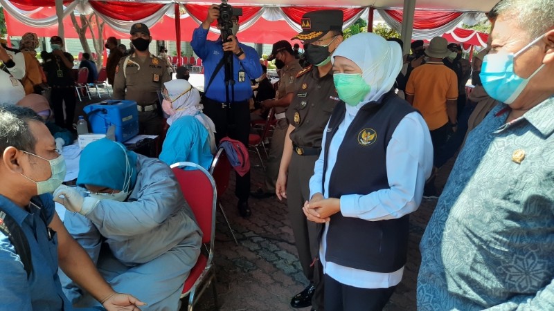 Gubernur Jawa Timur Khofifah Indar Parawansa ketika meninjau vaksinasi Kejaksaan.(Foto: Alief Sambogo/Ngopibareng.id)