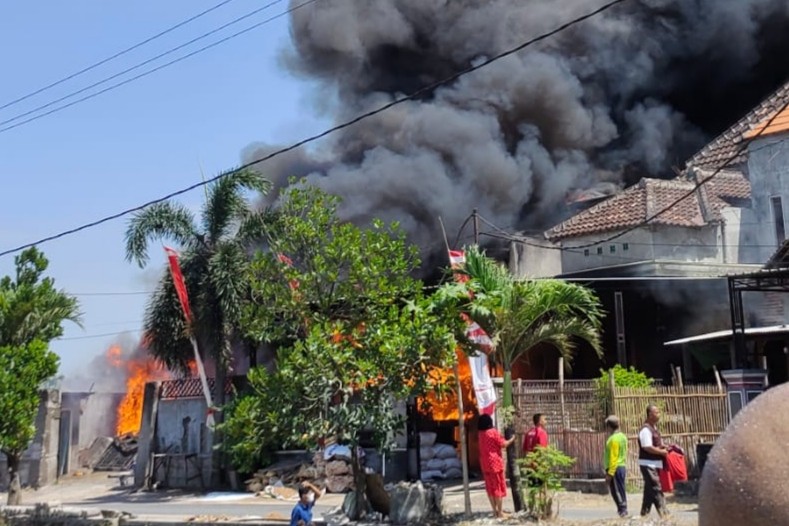 Home industry minyak kelapa di Mojokerto kebakaran Kamis 12 Agustus 2021 siang.(foto istimewa)