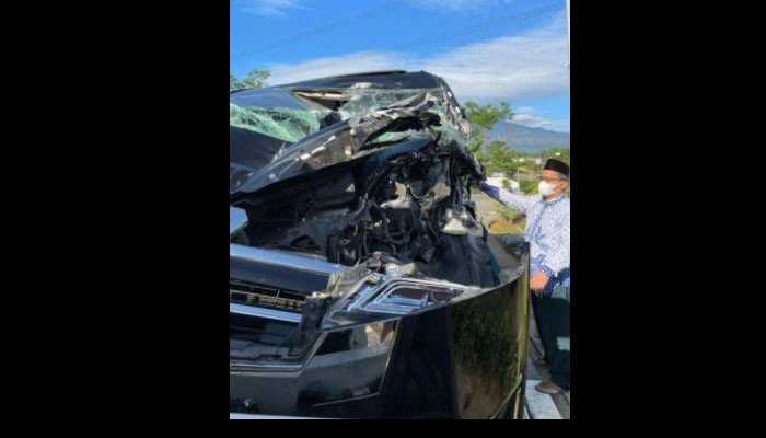 Kondisi mobil yang ditumpangi Ketua Umum Majelis Ulama Indonesia (MUI) Miftachul Akhyar yang rusak parah usai mengalami kecelakaan. (Foto: Istimewa)