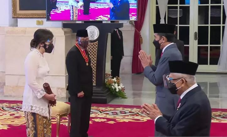 Tangkap layar pemberian selamat setelah upacara Penganugerahan Tanda Kehormatan RI di Istana Negara Jakarta, Kamis 12 Agustus 2021. (Foto: Antara/Desca Lidya Natalia)