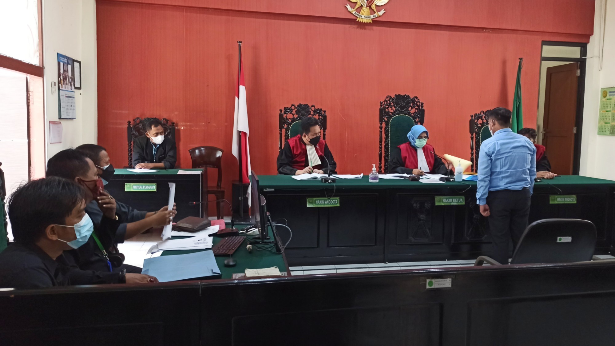 Majelis Hakim melakukan pemeriksaan administrasi pada kuasa hukum Bupati Bondowoso (Foto: Muh. Hujaini/Ngopibareng.id)