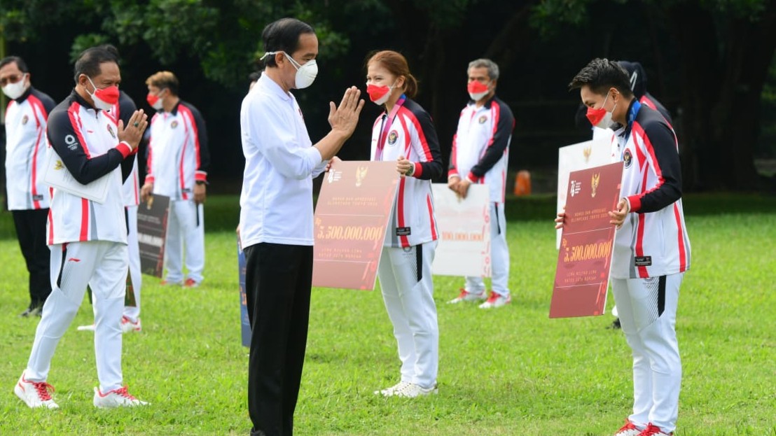 Presiden Jokowi menyerahkan bonus untuk tim Olimpiade Tokyo. Pasangan ganda putri cabang olahraga (cabor) badminton, Greysia dan Apriani dapat bonus terbesar. (Foto: Setpres)