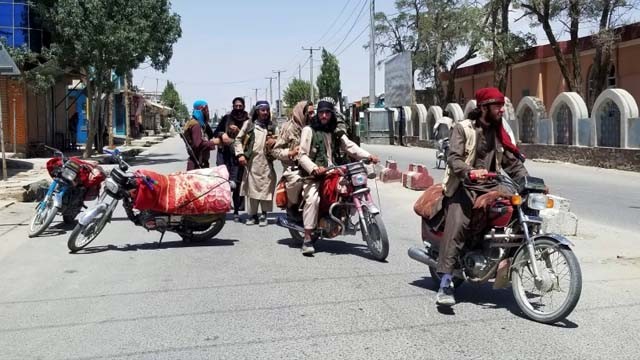 Para pejuang Taliban berpatroli di dalam kota Ghazni, barat daya Kabul, yang berhasil dikuasi hari Kamis kemamrin. (Foto: AP Photo/Al Jazeera)