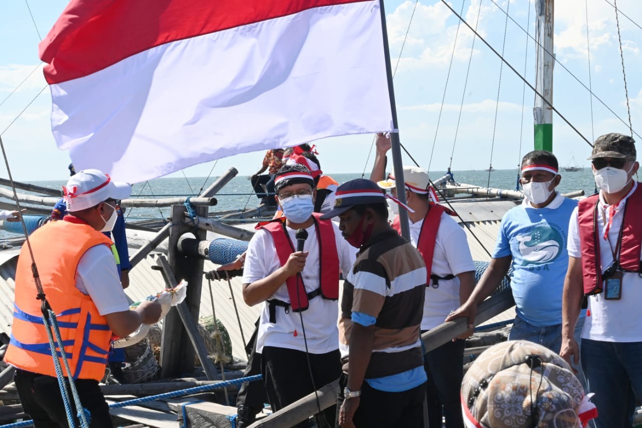 Bersama para nelayan, Walikota Pasuruan Saifullah Yusuf (Gus Ipul) mengibarkan bendera merah putih di tengah lautan Pasuruan. (Foto: Istimewa)