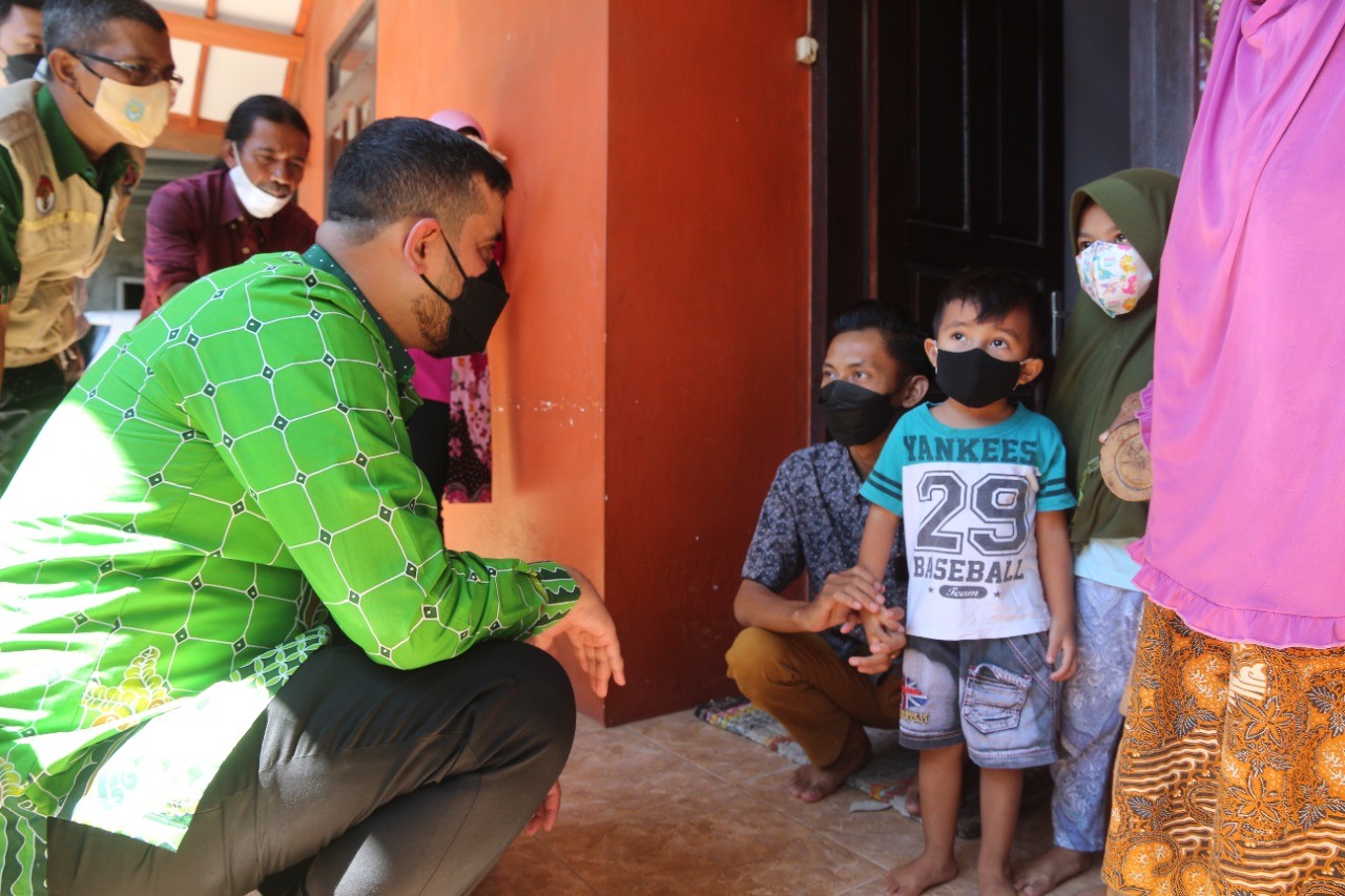 Walikota Probolinggo Hadi Zainal Abidin mengunjungi empat anak yatim piatu, yang ayah dan ibunya meninggal karena Covid-19. (Foto: Ikhsan Mahmudi/Ngopibareng.id)