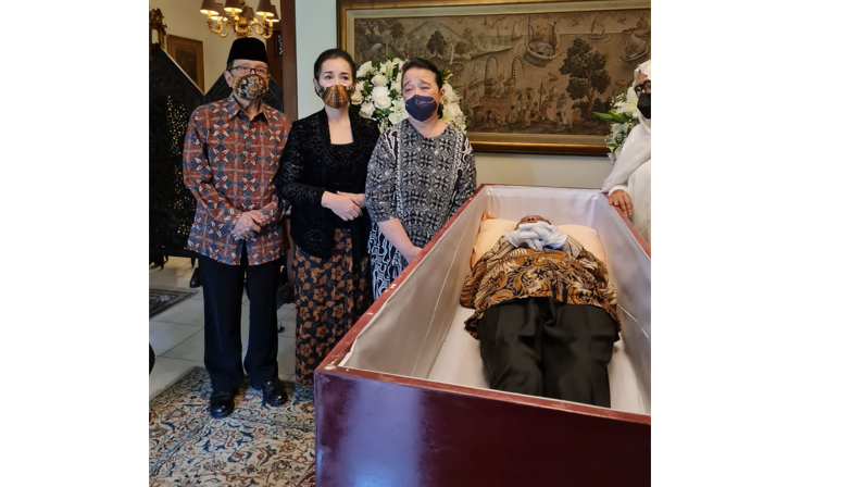 Jenazah Raja Mangkunegaran, Kanjeng Gusti Pangeran Adhipati Aria (KGPAA) Mangkunegara IX atau Gusti Pangeran Haryo Sudjiwo Kusumo dikelilingi keluarga. (Foto: Istimewa)