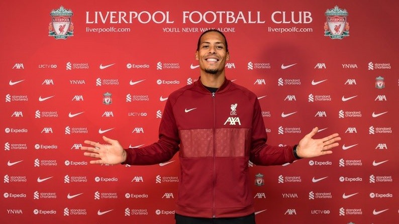 Virgil van Dijk baru saja menandatangani kontrak baru berdurasi empat tahun dengan Liverpool. (Foto: Twitter/@LFC)