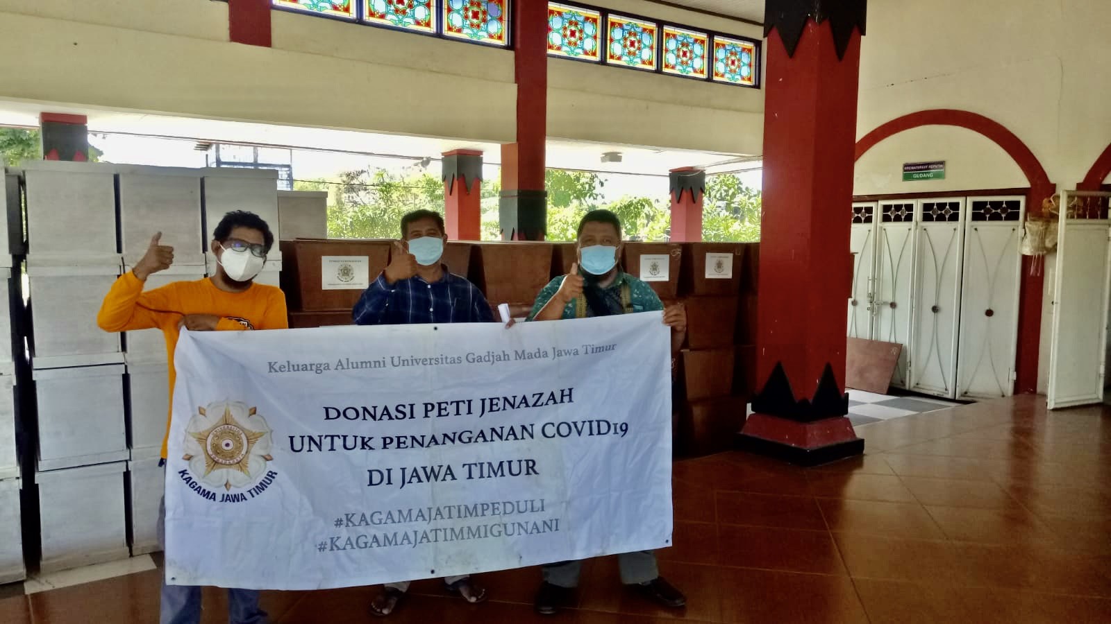 Tim Kagama Jatim serahkan bantuan 50 peti mati di Krematorium TPU Keputih Surabaya, 14 Agustus 2021.