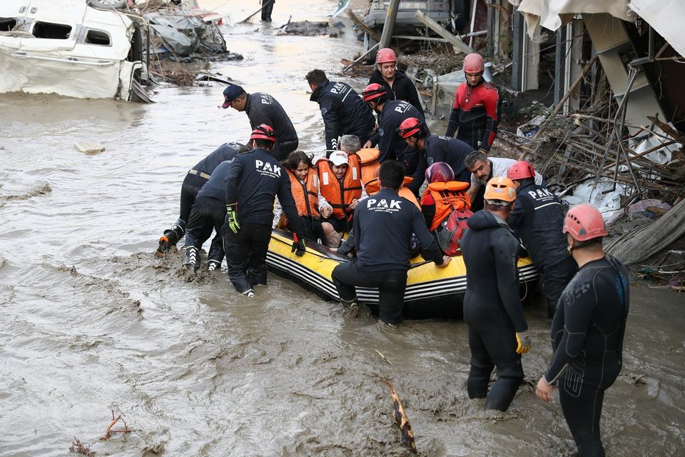 Petugas kedaruratan berjuang meringankan daerah yang dilanda banjir di wilayah Laut Hitam Turki pada hari Jumat 13 Agustus 2021. (Foto: reuters)