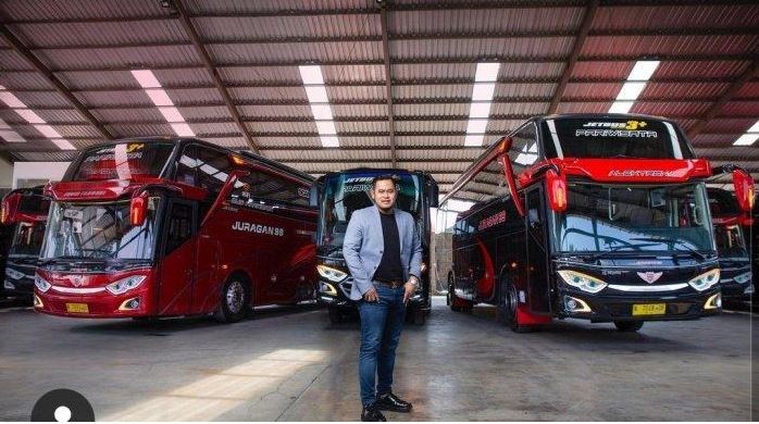 Gilang Widya Pramana, owner perusahaan transportasi bus pariwisata Juragan 99, Malang, bersama jajaran armadanya. (Foto: Instagram@juragan99)