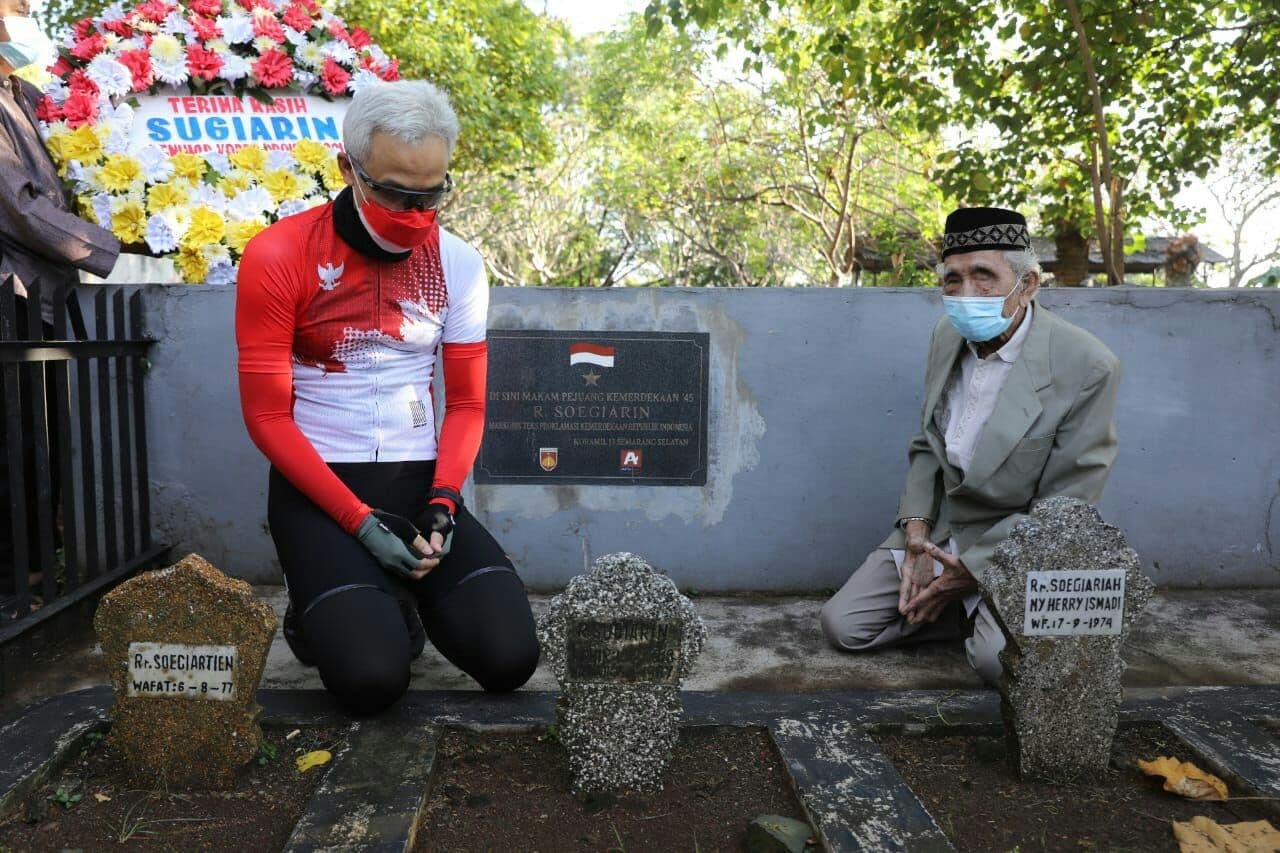 Gubernur Jawa Tengah Ganjar Pranowo bersama Soegiarno, di depan pusara jurnalis masa penjajahan, Soegiarin. (Foto: Ist)