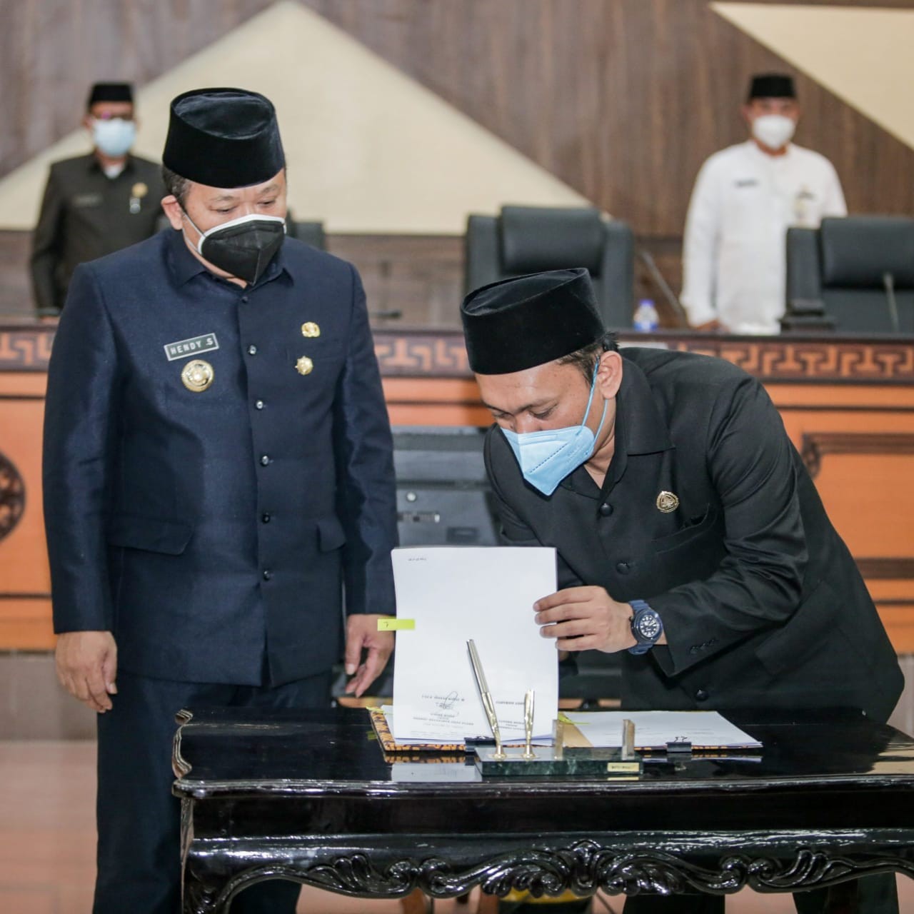 Ketua DPRD Jember Itqon Syauqi dan Bupati Jember Hendy Siswanto menandatangani dokumen persetujuan Ranwal RPJMD Jember (Foto: Istimewa)