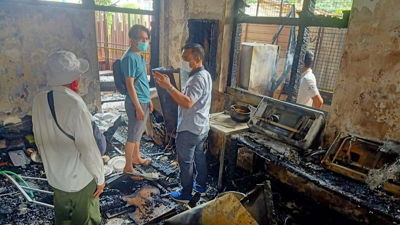 Kanit Reskrim Polsek Banyuwangi Ipda Sadimun melakukan olah TKP di lokasi restoran yang mengalami kebakaran (foto:istimewa)