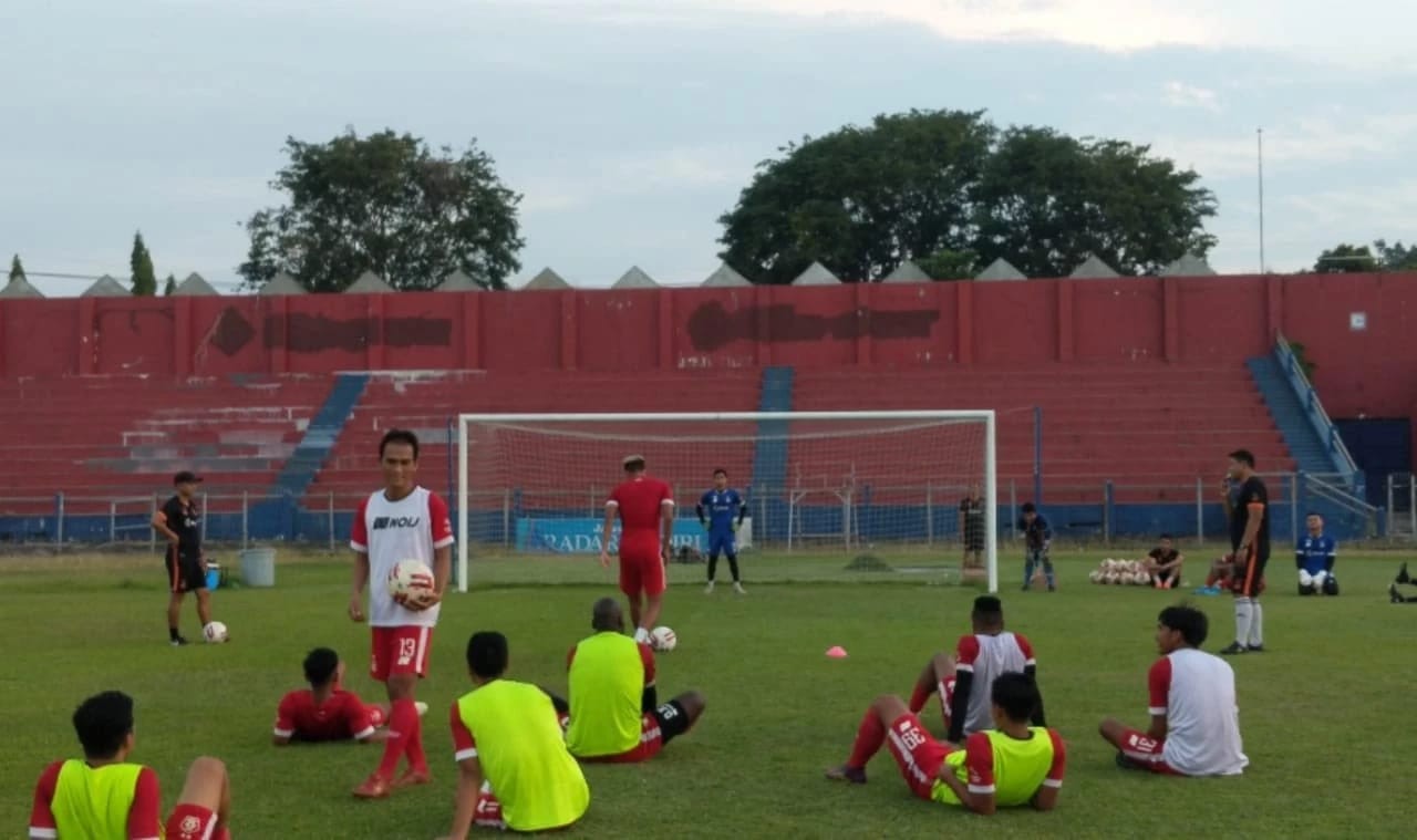Para pemain Persik melaksanakan latihan di Stadion Brawijaya, Kediri. (Foto: Fendhy Plesmana/Ngopibareng.id)