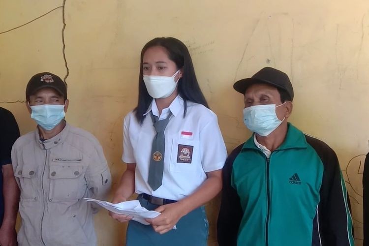 Kristina (tengah), anggota Paskibraka asal Sulbar yang gagal berangkat saat mendatangi Kantor Dispora Mamasa, Rabu 28 Juli.(Dok Istimewa)