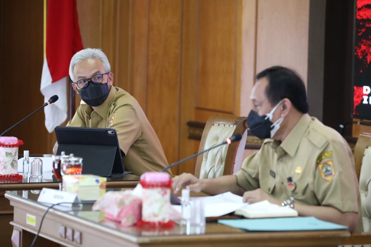 Gubernur Ganjar saat memimpin rapat penanganan Covid-19 Jawa Tengah. (Foto: Dok Jateng)