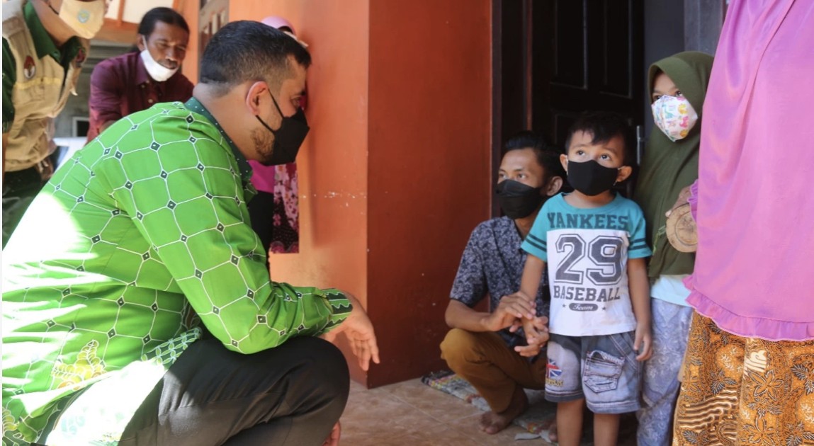 Walikota Probolinggo Hadi Zainal Abidin mengunjungi empat anak yatim piatu, yang ayah dan ibunya meninggal karena Covid-19. (Foto: Ikhsan Mahmudi/Ngopibareng.id)