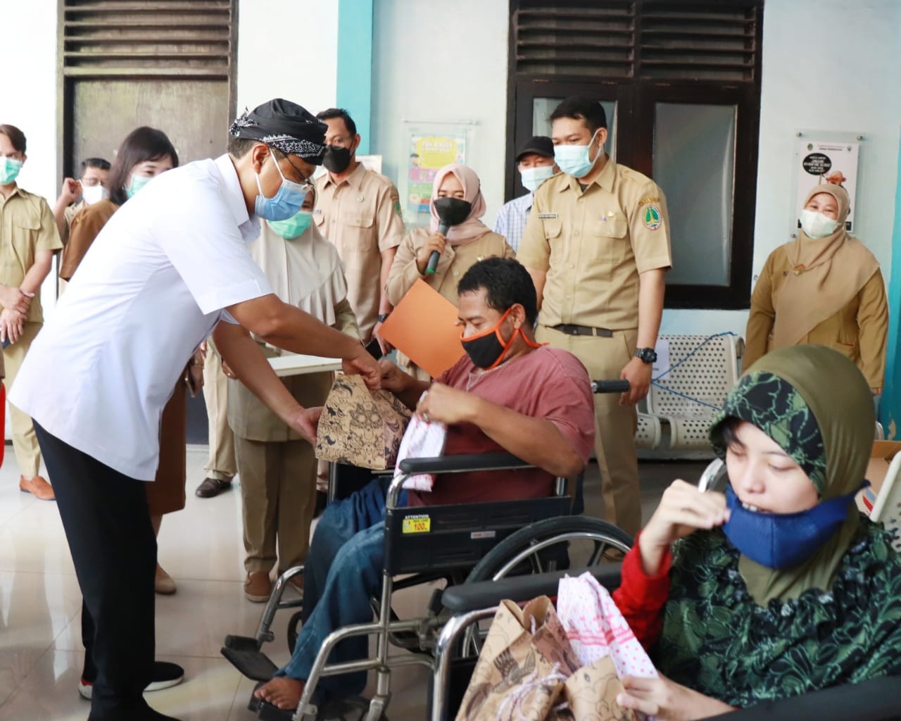 Walikota Pasuruan Saifullah Yusuf memberikan bingkisan kepada para penyandang disabilitas Kota Pasuruan usai vaksinasi Covid-19 di Puskesman Gadingrejo, Kota Pasuruan. (Foto: Istimewa)