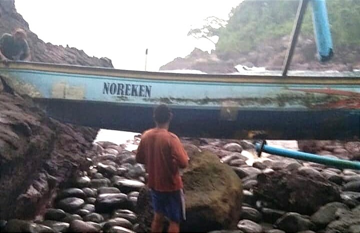 Perahu yang ditumpangi Eko Prasetyo ditemukan terdampar diatas karang di sekitar Teluk Hijau (foto: istimewa)