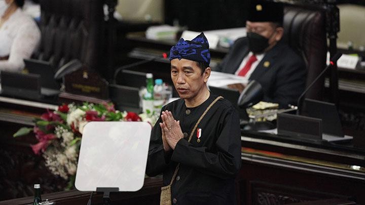 Presiden Joko Widodo (Jokowi) tampil percaya diri, mengenakan pakaian adat suku Baduy. (Foto: Istimewa)