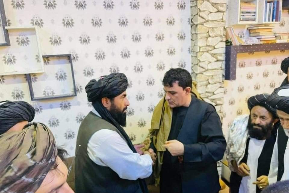 Gubernur Taliban untuk Provinsi Kandahar Haji Yusuf Wafa bersalaman dengan Rohullah Khanzada, gubernur versi pemerintah sudah menyerah. (Foto: Albalad.co)