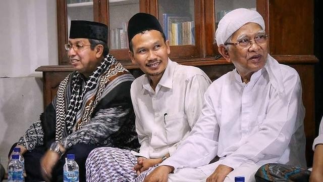 Gus Baha di antara KH Ahmad Mustofa Bisri (Gus Mus) dan Prof Said Agil Husin Almunawwar. (Foto: dok/Ngopibareng.Id)