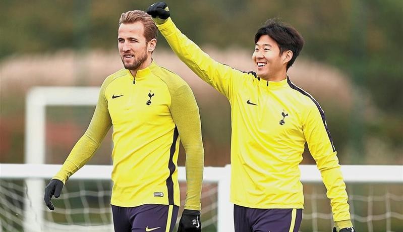 Son Heung-min (kanan) biasa duet bareng Harry Kane di skuad Tottenham Hotspur. (Foto: Twitter)