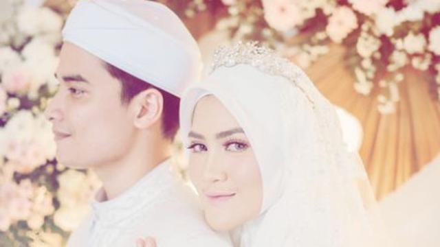Alvin Faiz menikahi Henny Rahman, mantan istri sahabatnya sendiri, aktor Zikri Daulay. (Foto: Instagram)