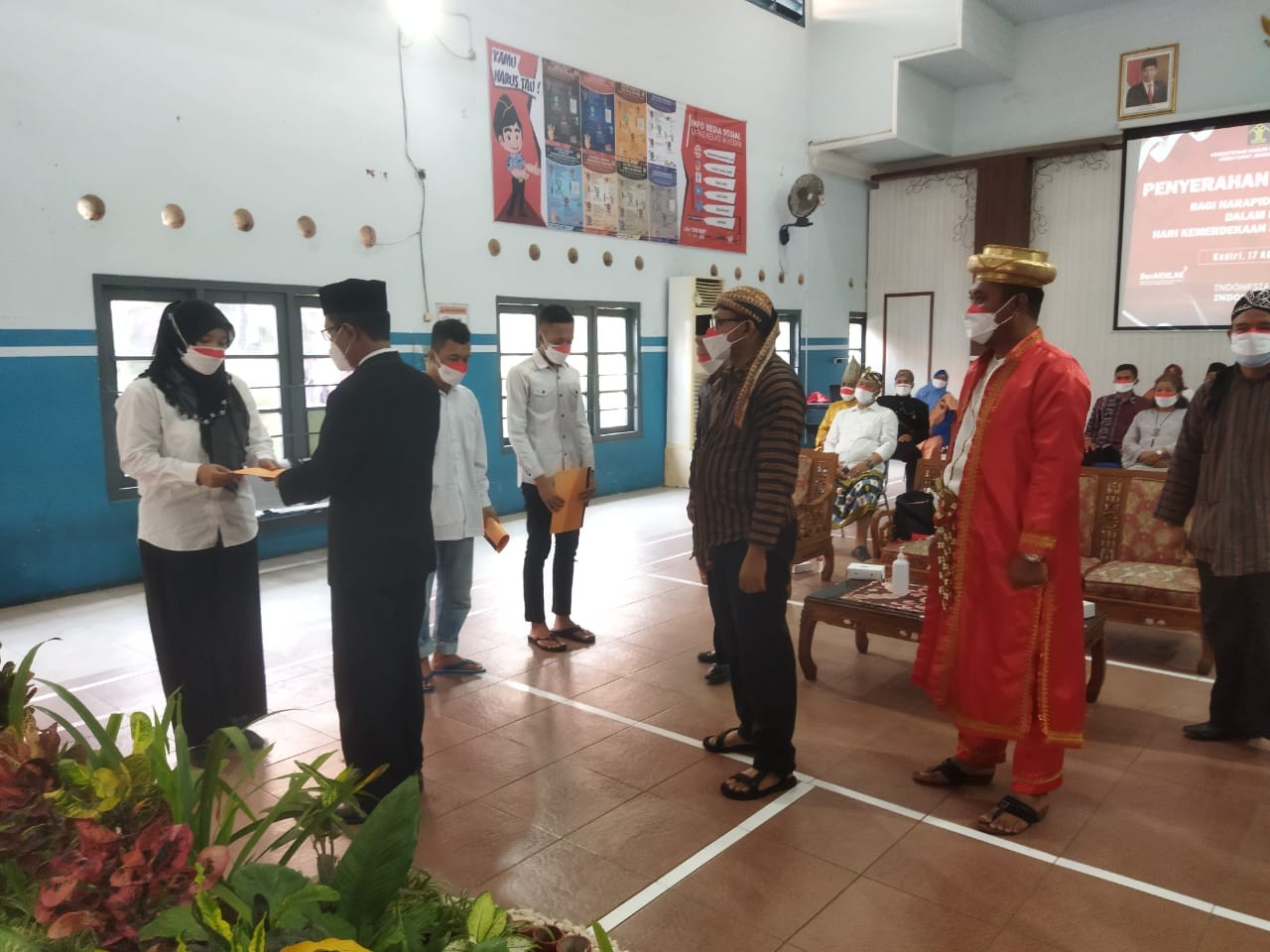 Penghuni Lapas Kelas 2A Kediri, Jawa Timur, mendapatkan remisi bertepatan HUT ke-76 RI, Selasa 17 Agustus 2021. (Foto: Fendhy Plesmana/Ngopibareng.id)