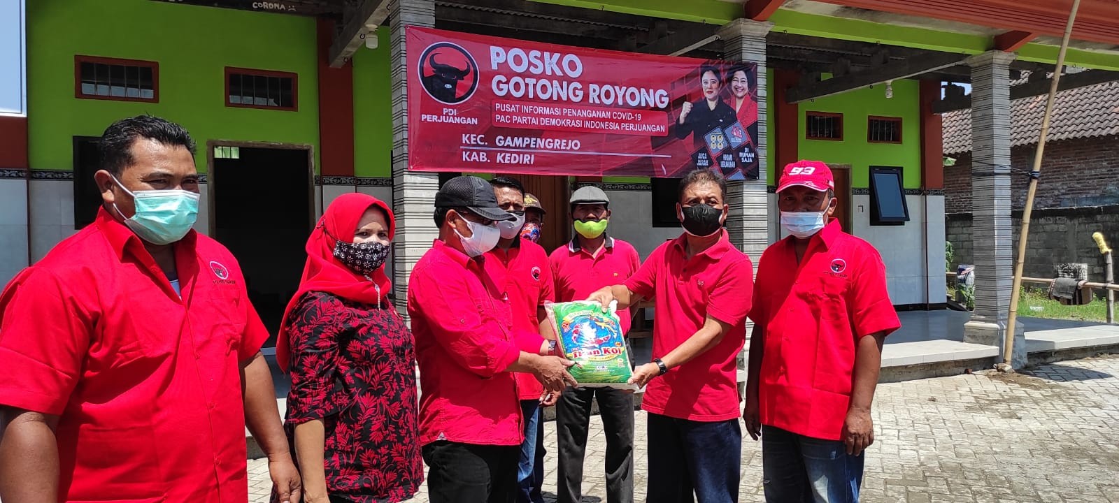 PDIP Kabupaten Kediri, Jawa Timur, meresmikan 26 posko Gotong Royong sebagai pusat informasi Covid-19 dan siap dampingi warga isoman. (Foto: Fendhy Plesmana/Ngopibareng.id)