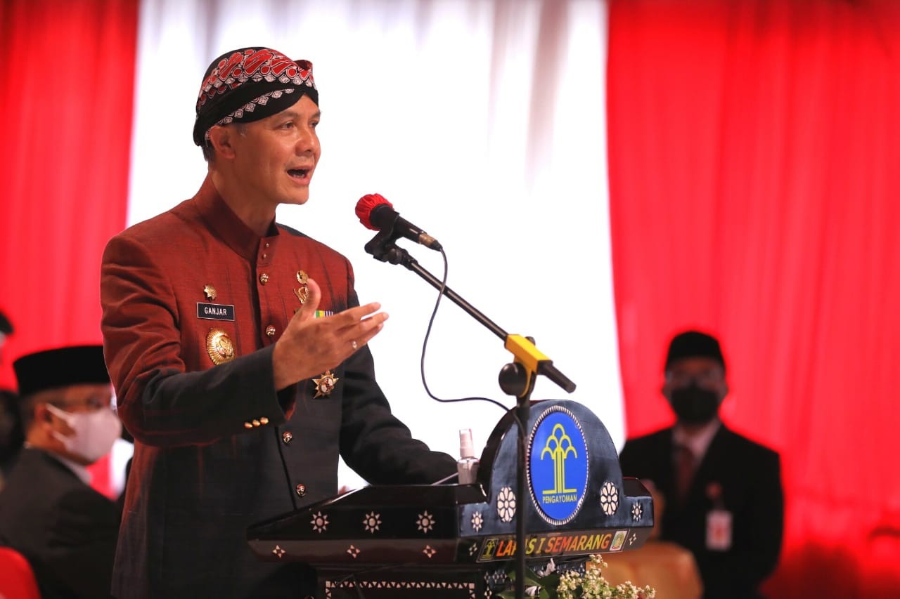 Gubernur Jawa Tengah, Ganjar Pranowo secara simbolis mewakili kepala daerah se-Indonesia menyerahkan remisi kepada narapidana, Selasa 18 Agustus 2021. (Foto: Istimewa)