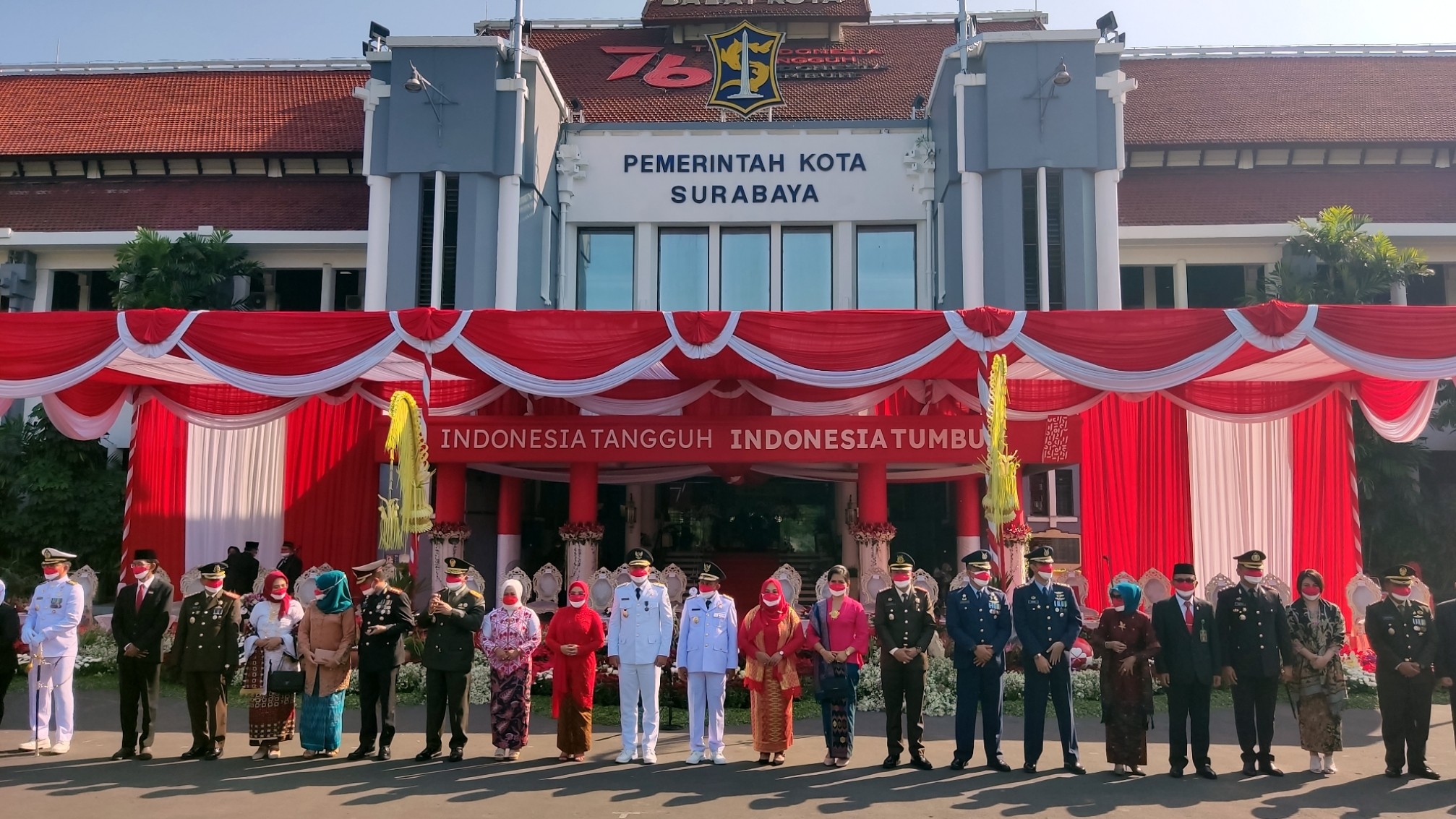 Forkopimda Surabaya berfoto bersama usai upacara peringatan HUT Ke-76 Kemerdekaan Republik Indonesia di Balai Kota, Surabaya, Selasa 17 Agustus 2021. (Foto: Fariz Yarbo/Ngopibareng.id)