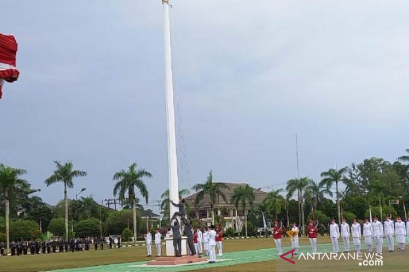 Suasana upacara bendera di Bangka Belitung yang sempat diwarnai tali bendera putus. (Foto:Antara)