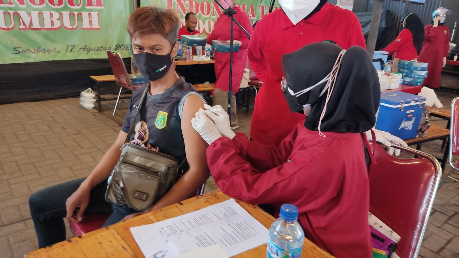 Salah satu Bonek Mania saat mengikuti vaksinasi di Warkop Pitulikur, Surabaya, Selasa 17 Agustus 2021. (Foto: Fariz Yarbo/Ngopibareng.id)