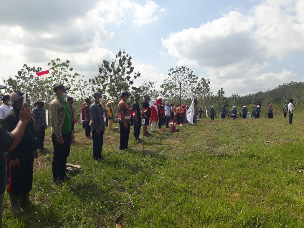 Komunitas Pandur di Blitar memperingati hari kemerdekaan dengan upacara di situs Jaka Tarub. (Foto: Choirul Anam/Ngopibareng.id)