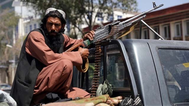 Ilustrasi tulisan: Pasca Kemenangan Taliban, Lahirlah Pasukan Imam Mahdi?  Seorang pejuang Taliban duduk di belakang kendaraan dengan senapan mesin di depan gerbang utama menuju istana presiden Afghanistan pada Senin, 16 Agustus 2021. (Foto:AP/Al Jazeera)
