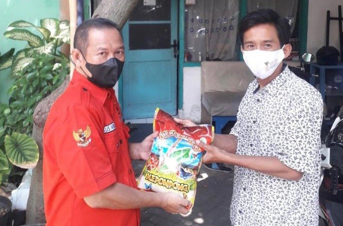 PDIP Surabaya bagikan sembako melalui posko gotong royong Rakyat. (Foto: istimewa)
