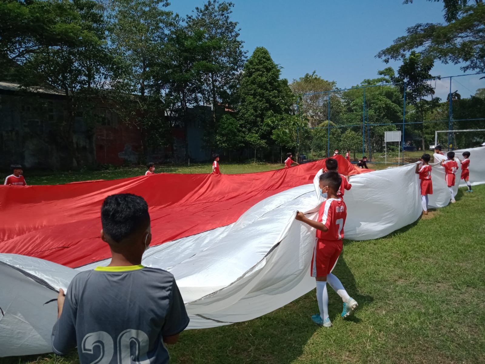 Bendera merah-putih raksasa di Lowokwaru, Kota Malang (Foto: Lalu Theo/ngopibareng.id)