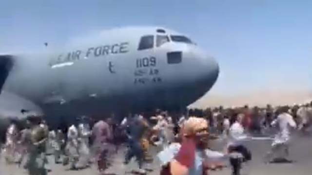 Ratusan warga Afghanistan mengejar pesawat militer AS yang akan terbang, di Bandara Internasional Hamid Karzai, Kabul, kemarin. (Foto:Twitter)
