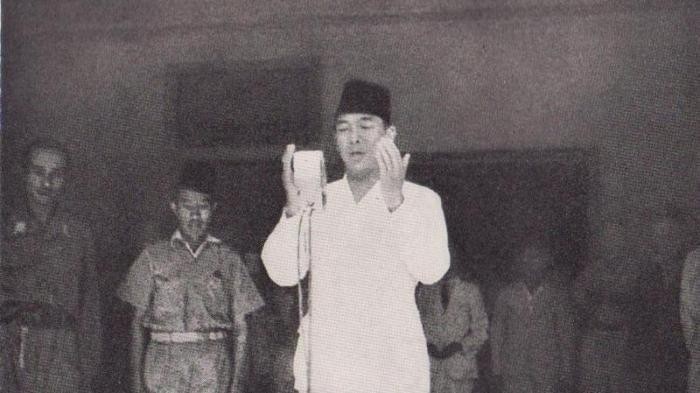 Bung Karno saat momen bersejarah Proklamasi Kemerdekaan RI, 17 Agustus 1945. (Foto: sejarah)