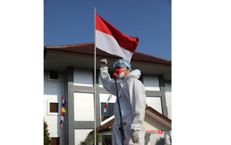 Gubernur Jawa Tengah, Ganjar Pranowo memakai APD lengkap saat memimpin upacara HUT RI ke-76 di halaman Rumah Sakit Darurat Covid (RSDC) Asrama Haji Donohudan, Selasa 17 Agustus 2021. (Foto: Istimewa)