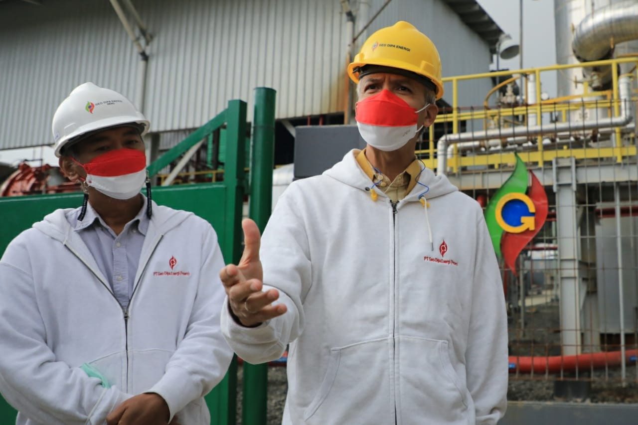 Gubernur Jawa Tengah, Ganjar Pranowo (kanan) saat meninjau proyek geothermal PT Geo Dipa Energi di sekitar kawah Sikidang, Dieng, Rabu 18 Agustus 2021. (Foto: Istimewa)