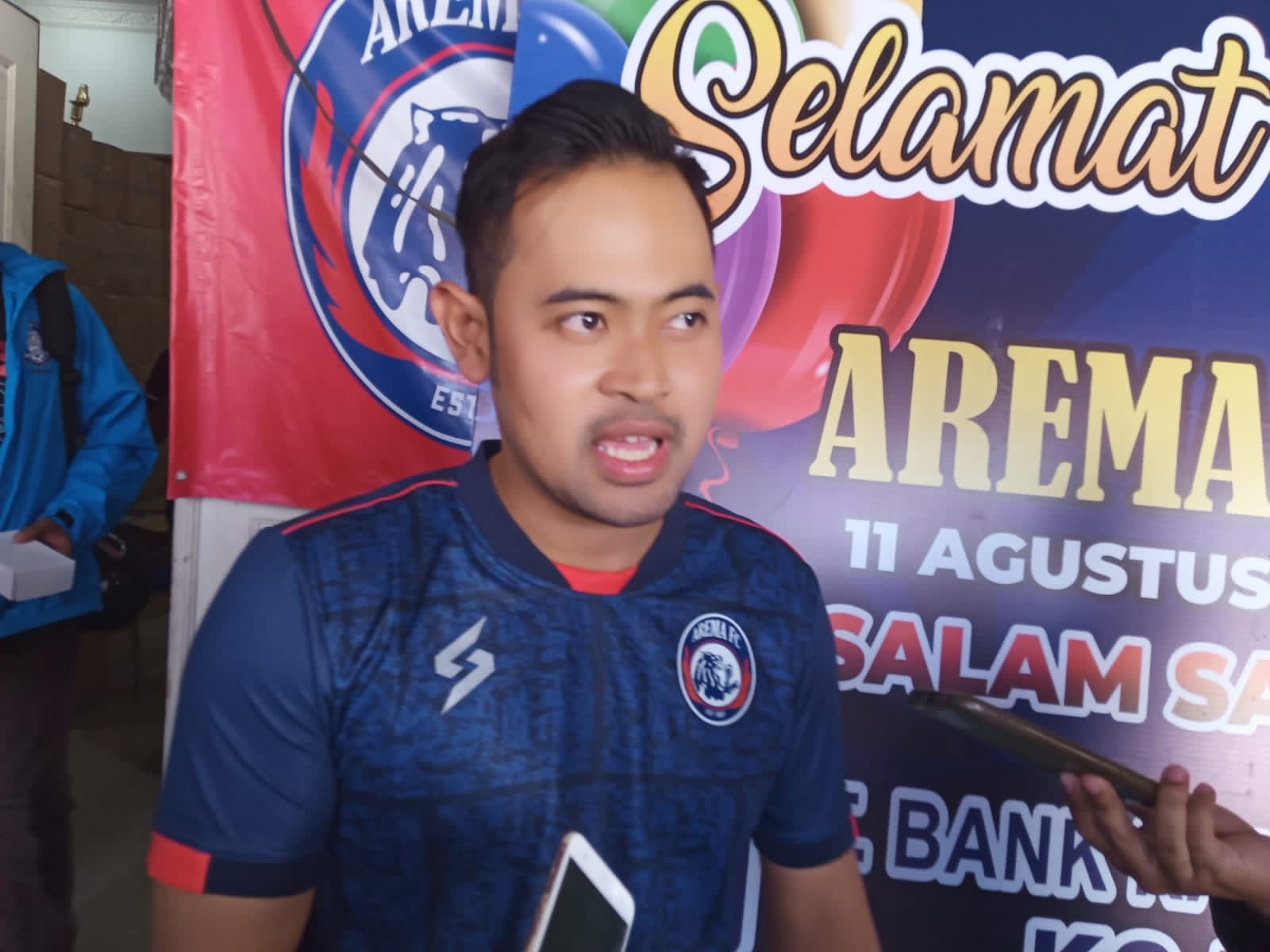 Presiden Arema FC, Gilang Widya Pramana saat berada di Kantor Arema FC (Foto: Lalu Theo/ngopibareng.id)